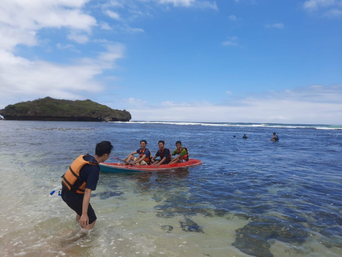 Pantai Sadranan Spot Bermain Kano Hingga Snorkeling Hibur Id