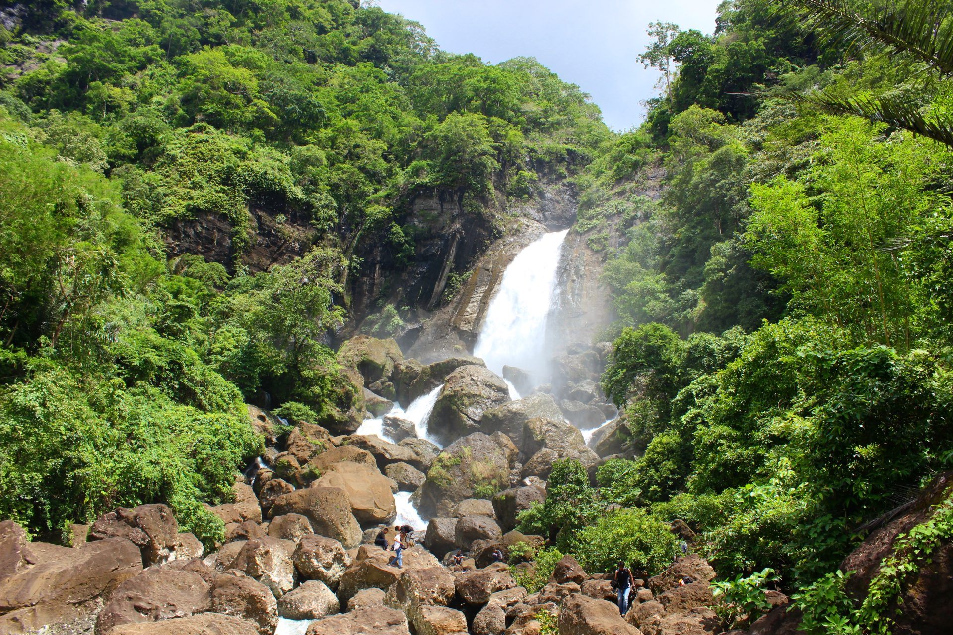 Serunya Menghabiskan Waktu Liburan Kalian Di Air Terjun Waesai