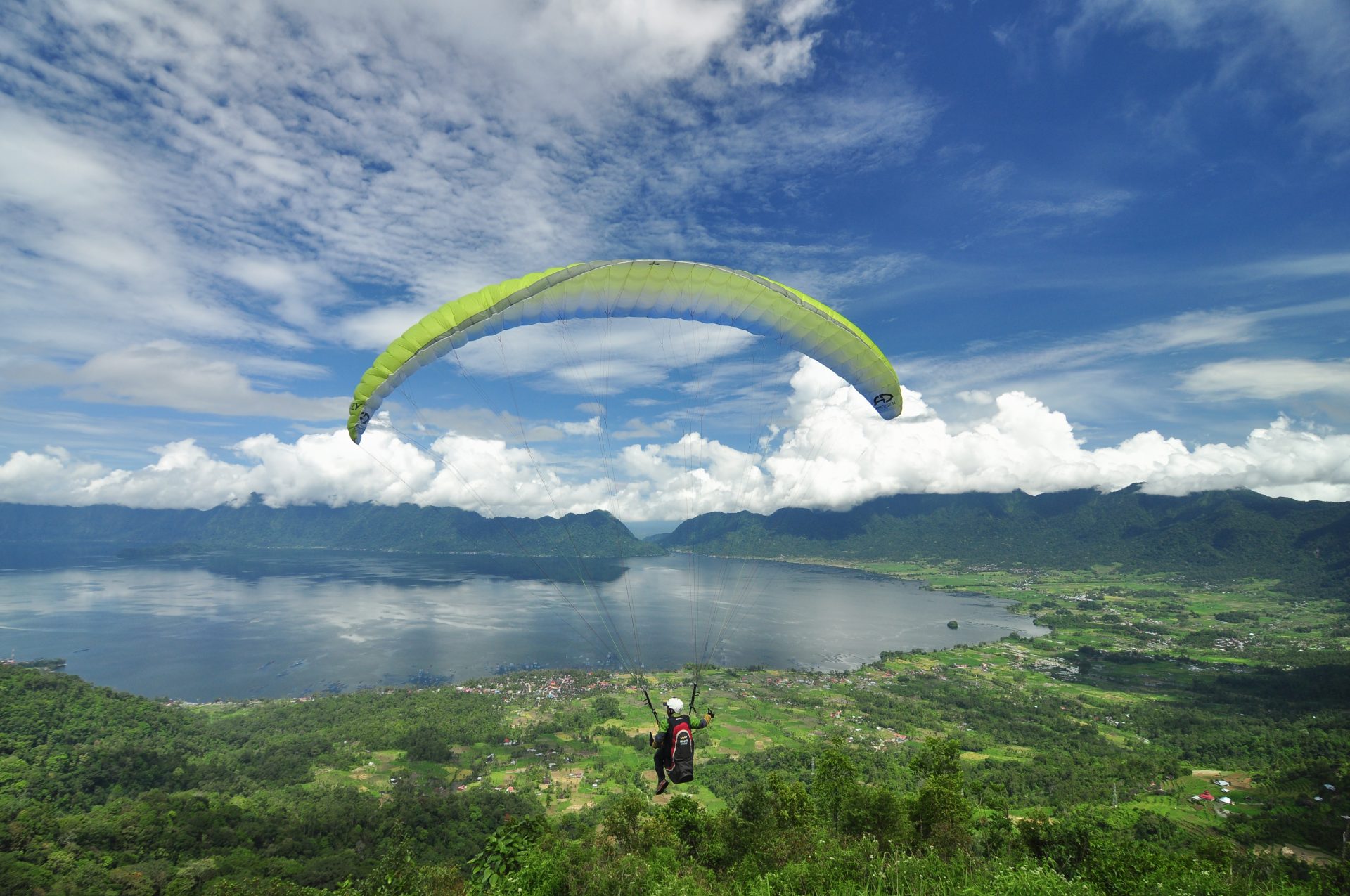 Melintasi Langit Sambil Menikmati Keindahan Alam Sensasi Unik