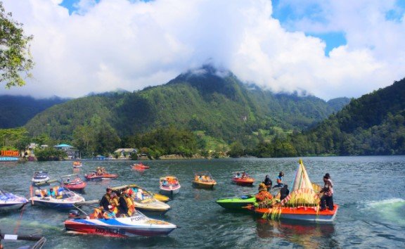 Pesona Telaga Sarangan Danau Di Ketinggian Dengan Pemandangan Memukau