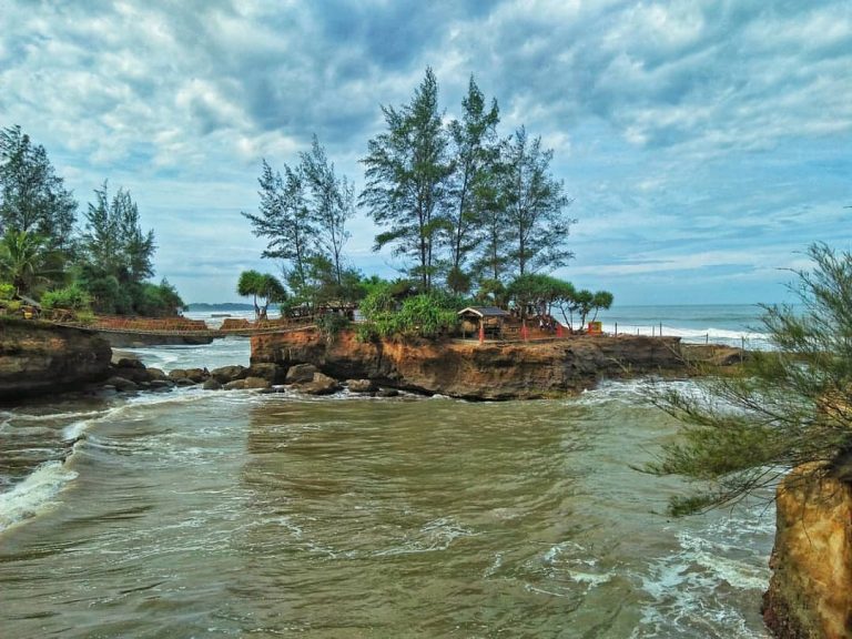 Potret Pantai Sungai Suci, Pantai Yang Mirip Tanah Lot di Bali