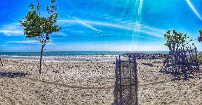 Potret Indah Pantai Sasak, Pantai Andalan Pasaman Barat