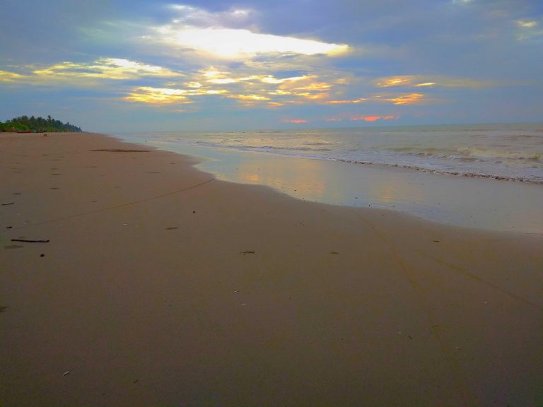 Pantai Pasir Putih Ulee Rubek, Pantai yang Sempat Dirusak Gelombang Tsunami