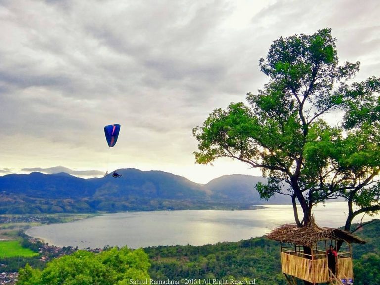 Puncak Gobah, Spot Terbaik untuk Menikmati Danau Singkarak