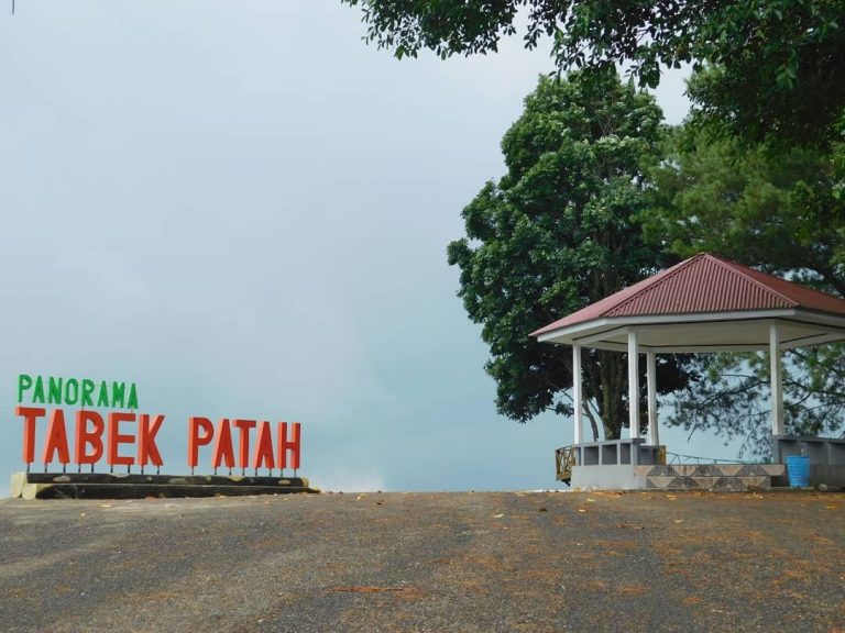 Panorama Tabek Patah, Tempat Foto-Foto Seru di Tanah Datar