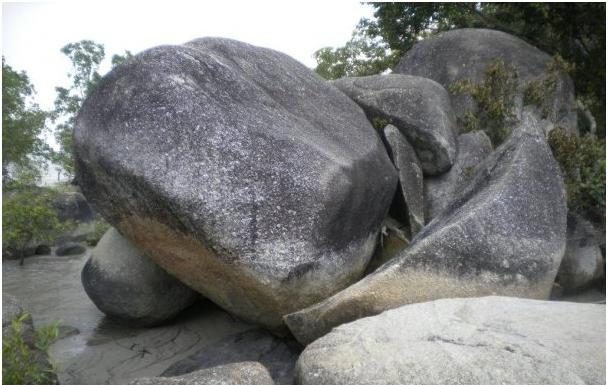 Pantai Batu Limau, Pantai Unik dengan Berbagai Bentuk Batu yang Aneh