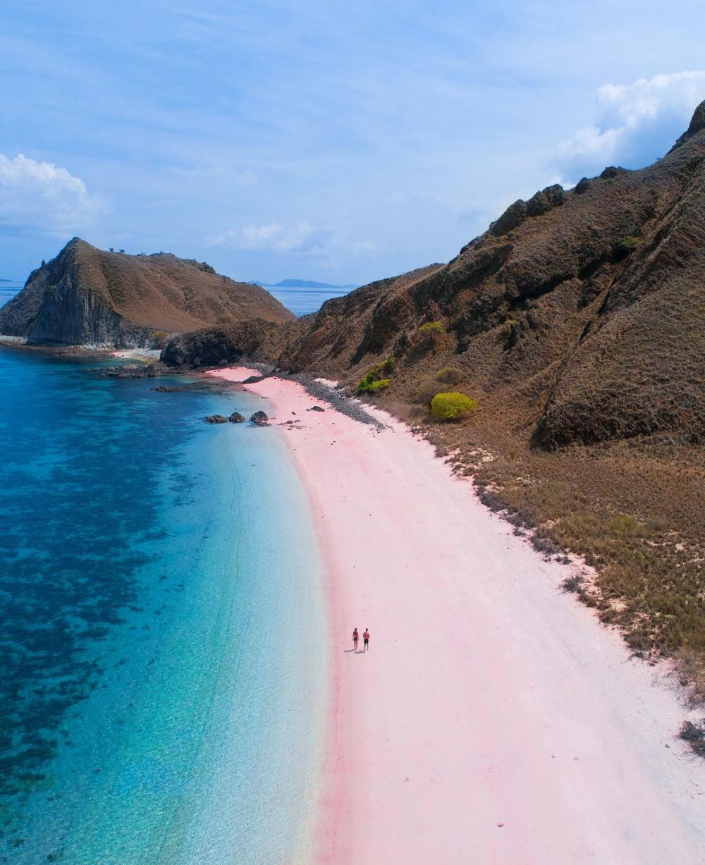 Pantai Pink Pecahan Surga yang Tertinggal di Flores 