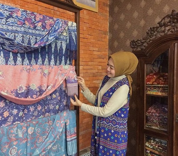 Batik Trusmi Cirebon Oleh Oleh Wajib Bila Ke Cirebon Destinasi Travel Indonesia