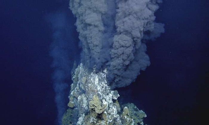 gunung api bawah laut