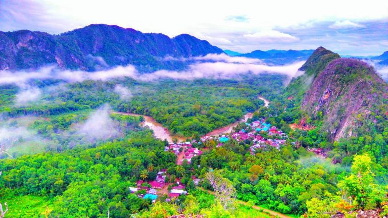Mendaki Bukit Rindang yang Bikin Kangen di Hulu Sungai Tengah