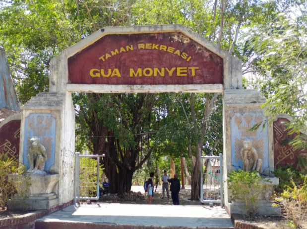 Menikmati Wisata Bersama Ratusan Monyet di Goa Monyet, Nusa Tenggara Timur