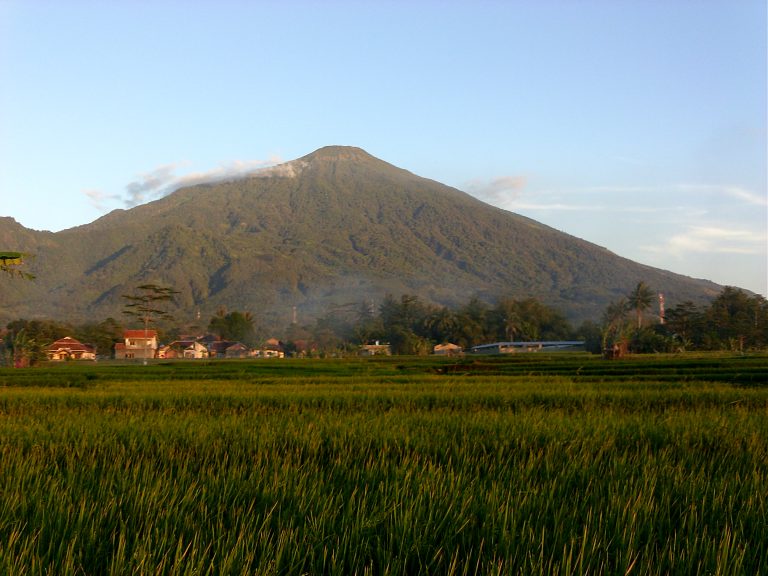 Melihat Keindahan Indonesia Dari Puncak Gunung Ciremai Via Apuy
