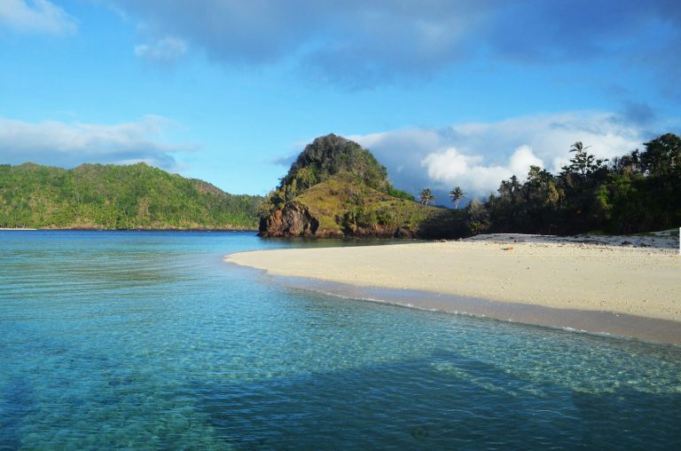 Menikmati Dua Pantai Sekaligus di Pulau Manupitaeng