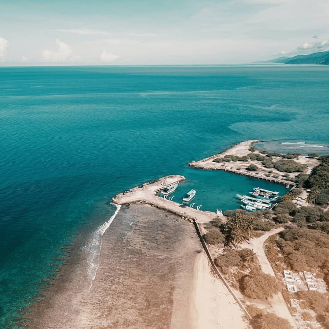 Melihat Pesona Teluk Tomini dari Pantai Kurenai - Destinasi Travel