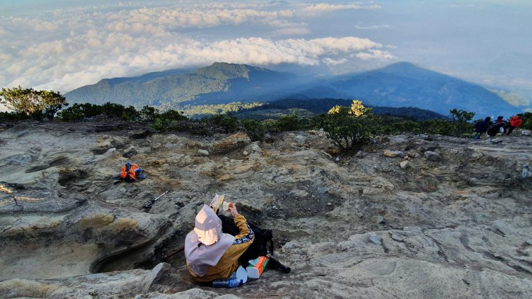 Pemandangan Indah Indonesia Dari Puncak Gunung Ciremai Via Palutungan