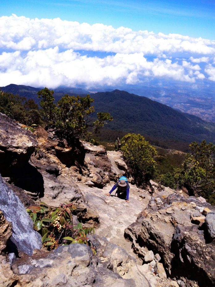 Pemandangan Indah Indonesia Dari Puncak Gunung  Ciremai  Via  