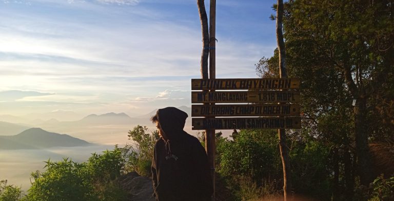 Melihat Keindahan Bandung Dari Puncak Gunung Manglayang Via Baru Beureum