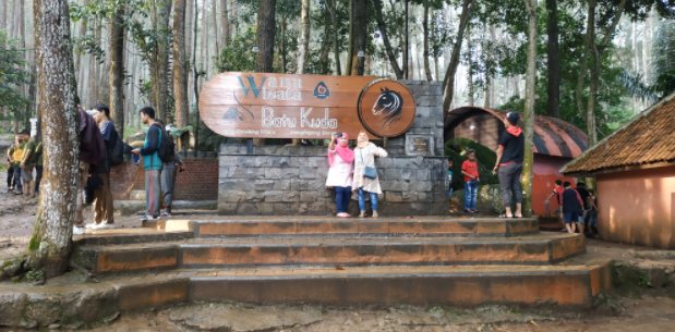 Melihat Keindahan Bandung Dari Puncak Gunung Manglayang Via Batu Kuda