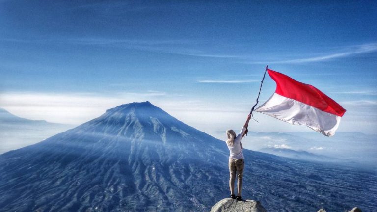 Melihat Pesona Jawa Tengah Dari Puncak Gunung Sindoro Via Ndoro Arum