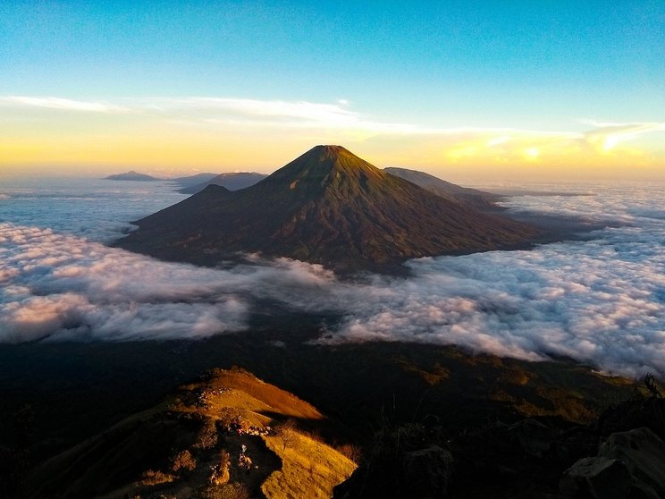 Melihat Panorama Jawa Tengah Dari Puncak Gunung Sindoro  