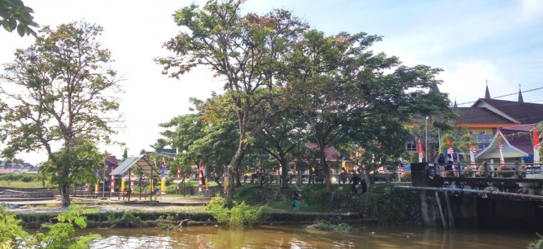 Taman Bungur Sungai Kapuas, Tempat Favorit Untuk Bersantai