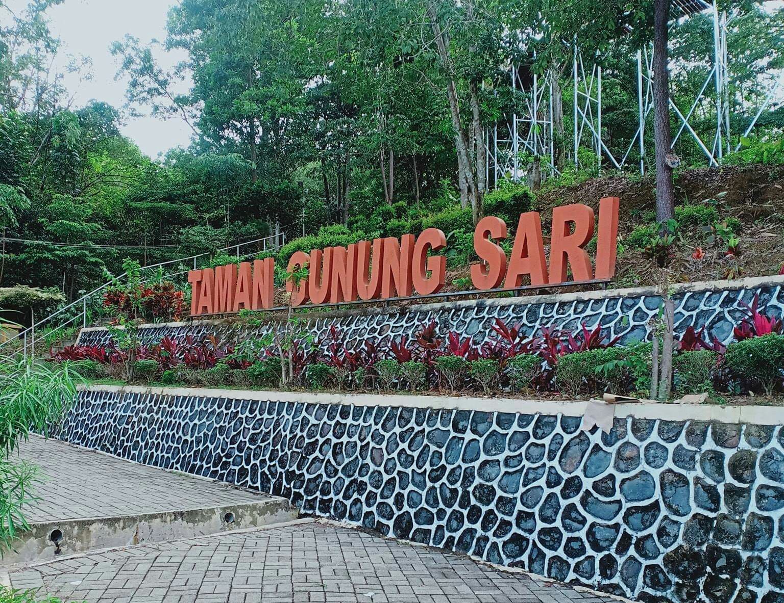 Taman Gunung Sari, Gerbang Utama Wisata di Singkawang