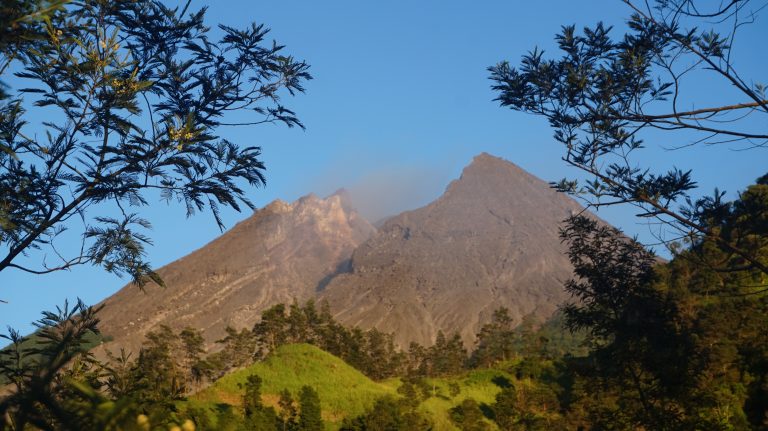 Melihat Indahnya Jawa Tengah Dari Puncak Gunung Merapi Via Sapuangin