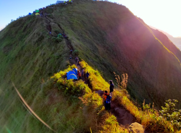 Melihat Keindahan Kabupaten Magelang Dari Puncak Gunung Andong Via