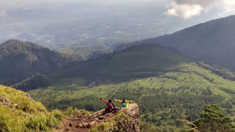 Melihat Keindahan Kabupaten Semarang Dari Puncak Gunung Ungaran Via Mawar
