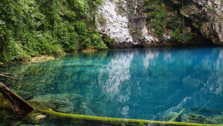 Mampir ke Danau Biru Kolaka Utara yang Menghipnotis