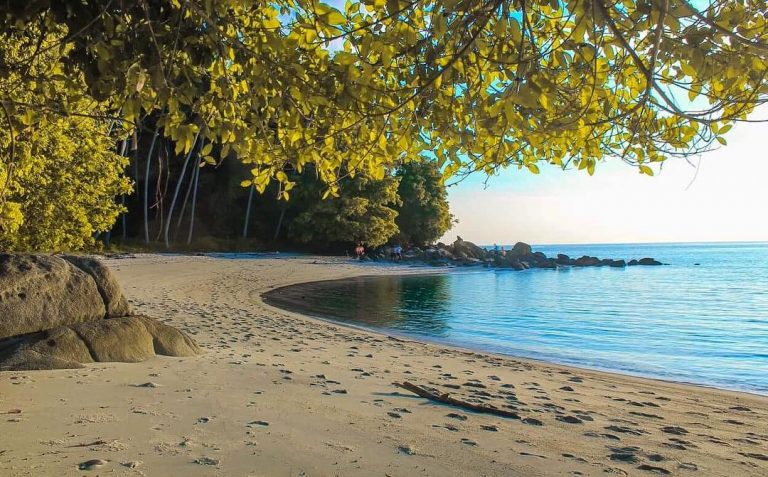 Pantai Labuana, Tempat Berkemah Paling Seru di Sulawesi Tengah