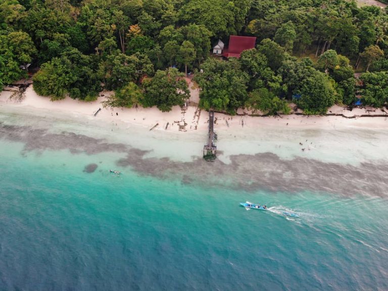 Pantai Liang yang Bikin Mabuk Kepayang di Maluku