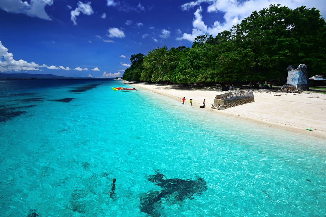  Pantai  Liang  yang Bikin Mabuk Kepayang di Maluku 