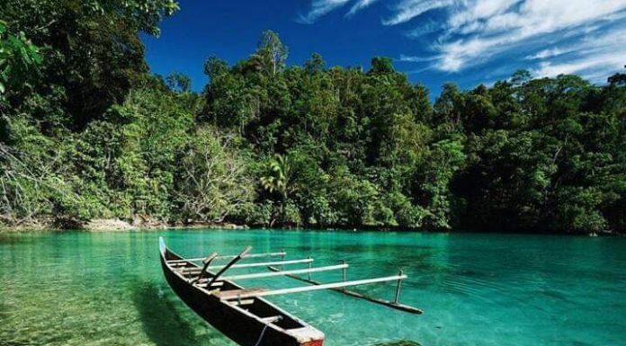 Keindahan Objek Wisata Pantai Sarawandori, Kepulauan Yapen - Destinasi
