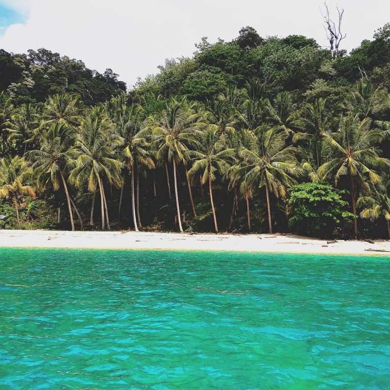 Tempat yang Damai Itu Bernama Pantai Sivalenta - Destinasi Travel Indonesia