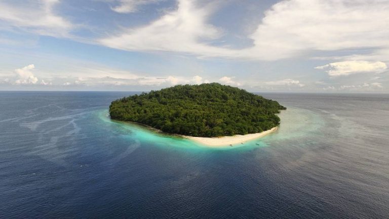 Menyepi dan Merasakan Ketenangan di Pulau Molana Maluku