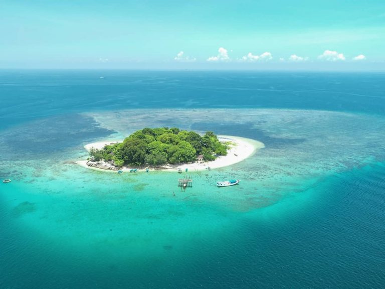 Pulau Samalona yang Mungil dan Terancam Tenggelam di Laut Makassar