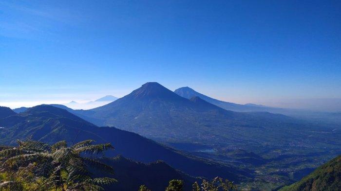 Pesona Dataran Tinggi Dieng Dilihat dari Puncak Gunung Bismo Via Silandak