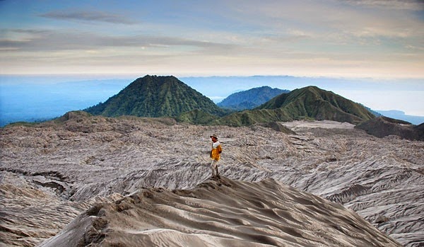 Menaklukkan Gunung Dukono, Salah Satu Gunung Berapi Yang Masih Aktif Di Halmahera!