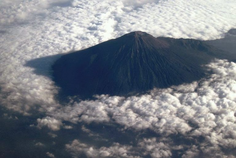 Melihat Indonesia Dari Puncak Tertinggi Gunung Slamet Via Dipajaya