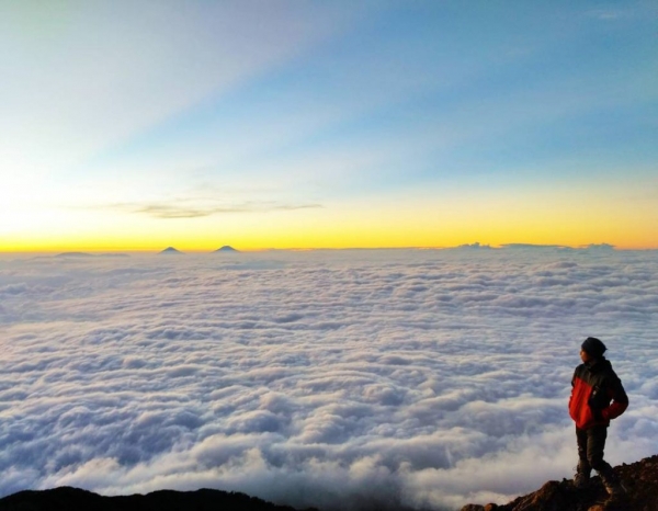 Menikmati Keindahan Jawa Tengah Dari Puncak Gunung Slamet Via Guci