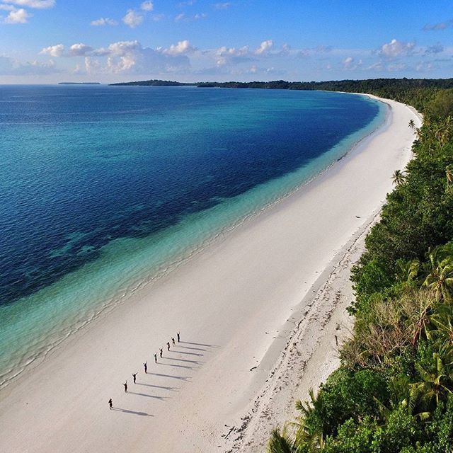 Pesona Pantai Pasir Panjang  Yang Memiliki Pasir  Sehalus 