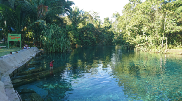 Menikmati Jernih dan Dinginnya Air di Sungai Sembra, Sorong Selatan