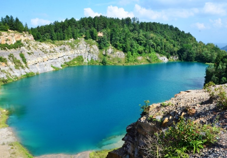 Pasti Terkagum-kagum! Inilah Cantiknya Danau Biru Di Sawahlunto – Sumatera Barat