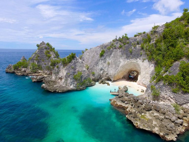 Pantai Batu Lubang, Surga Tersembunyi di Pulau Banggai Laut