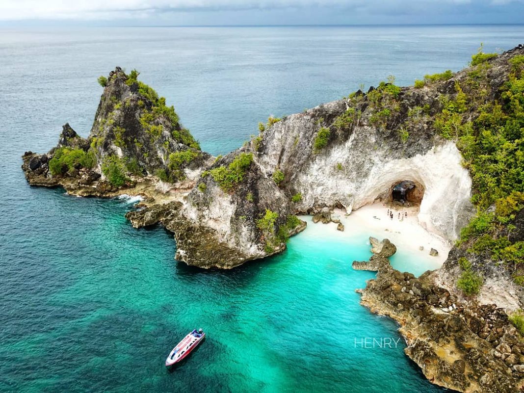 Pantai Batu Lubang Surga Tersembunyi di Pulau Banggai  