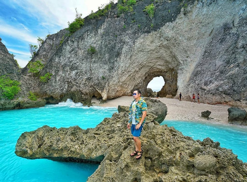 Pantai Batu Lubang Surga Tersembunyi di Pulau Banggai  