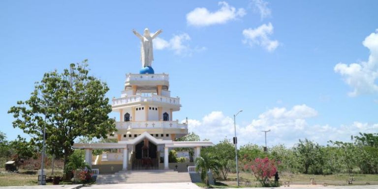 Patung Kristus Raja Saumlaki, Christ The Redeemer Ala Indonesia