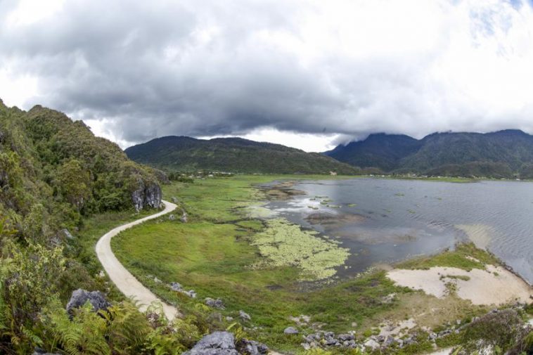 Danau Tigi, Berkemah Nyaman Di Pinggiran Danau - Destinasi Travel Indonesia