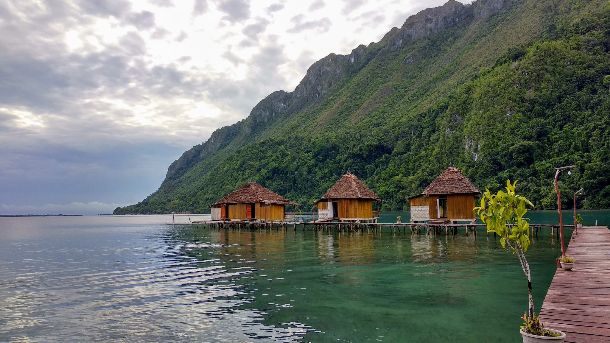 Asyiknya Tidur Ditemani Deburan Ombak di Kaka Tua Sea Bungalow
